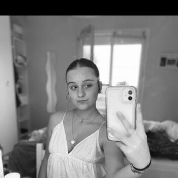 Babysitter in Sainte-Anne-d'Estrablin: Jade