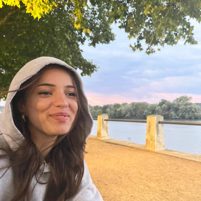 Babysitter in Mont-Saint-Aignan: Ines