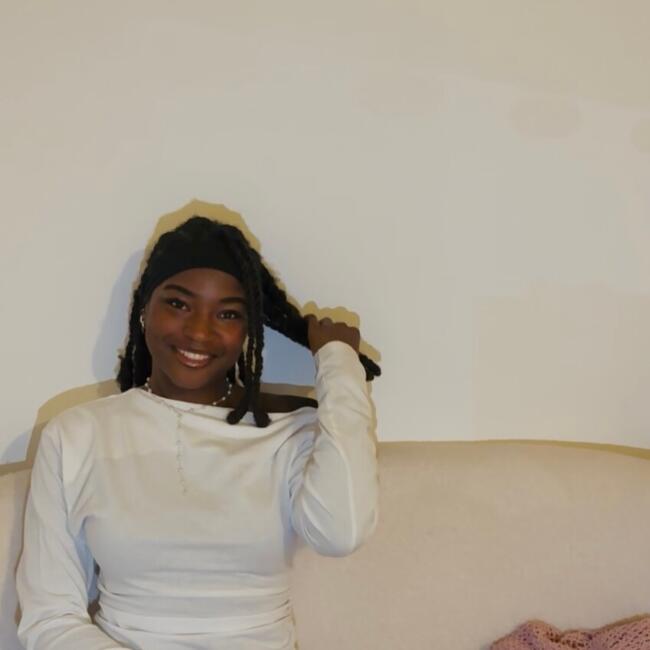 Babysitter in Évry: Leonie