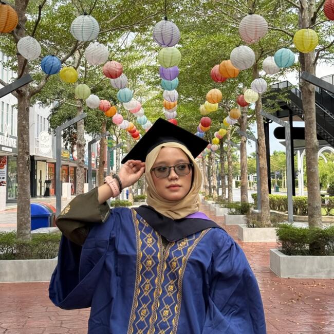 Pengasuh di Kajang: Farah Liyana