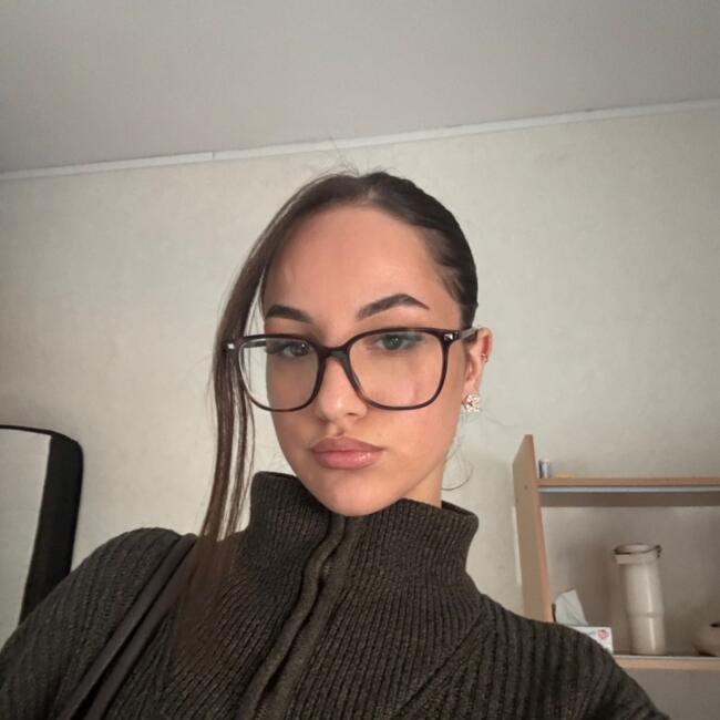 Babysitter in Amiens: Amina