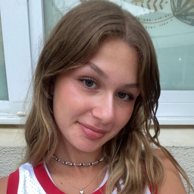 Babysitter in Saint-Romain-de-Colbosc: Loane