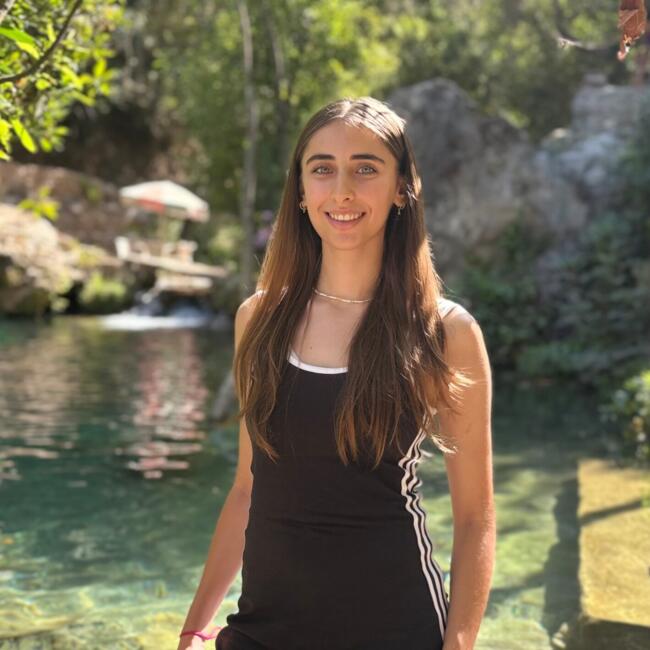 位于塞纳河畔阿涅勒的临时保姆: Issra