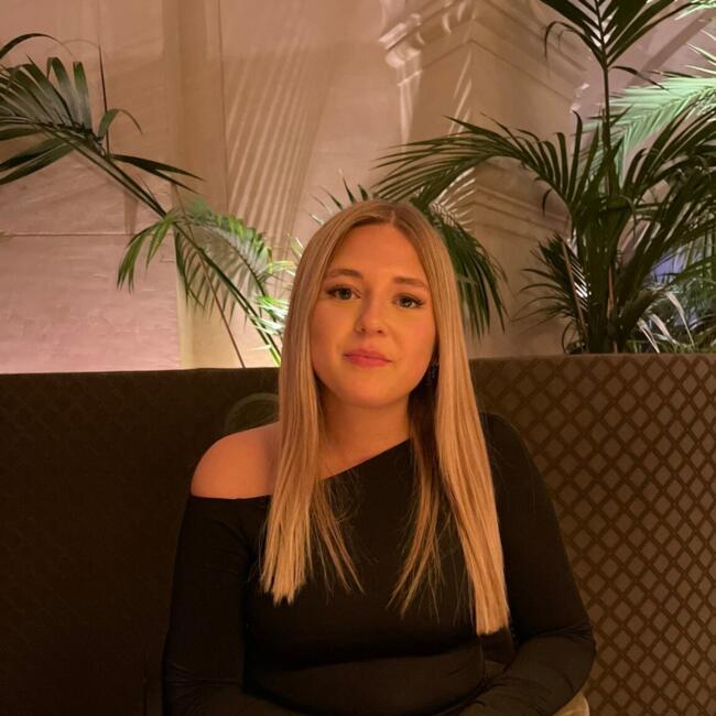 Babysitter in Paray-Vieille-Poste: Laura