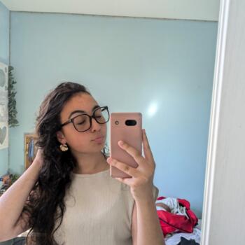 Babysitter in Villeneuve-la-Guyard: Aaliyah