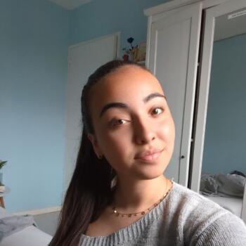 Babysitter in Villeneuve-la-Guyard: Aaliyah