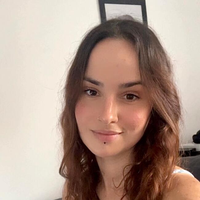 Babysitter in Saint-Symphorien-dOzon: Carla