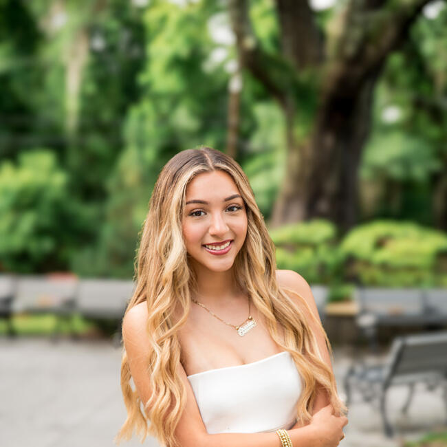 Babysitter in Moss Point: Ari