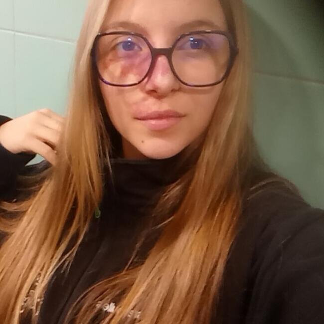 Babysitter in Arnac-la-Poste: Chloé