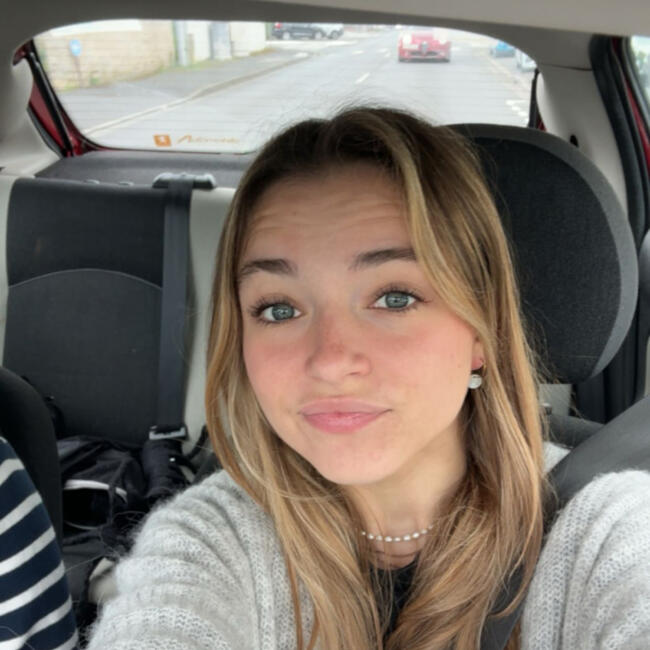 Babysitter in Niort: Julia