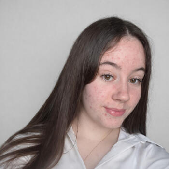 Babysitter in Saint-Fraimbault-de-Prières: Laura