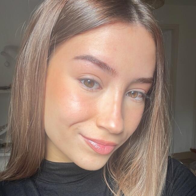 Babysitter in Névian: Julie