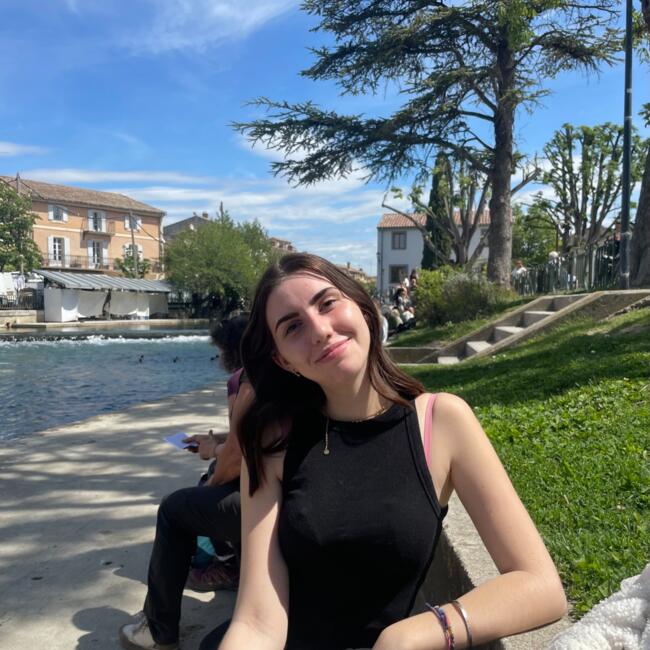 Babysitter in Suze-la-Rousse: Laura