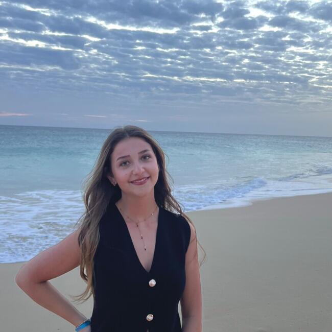 Babysitter in Saint-Privat-la-Montagne: Justine