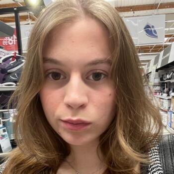 Babysitter in Mont-Saint-Aignan: Clara