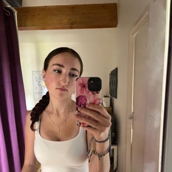 Babysitter in Miribel: Laurine