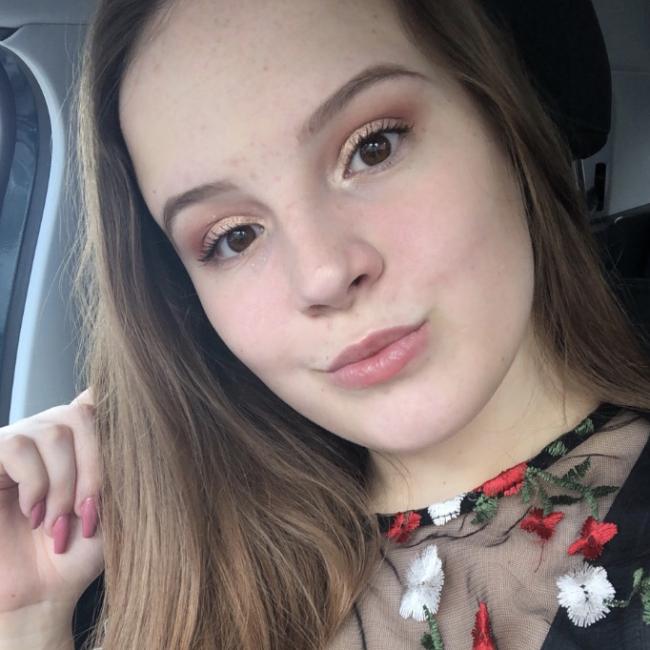 Baby-sitter in Chapelle-lez-Herlaimont: Céline