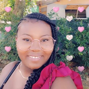 Babysitter in Portmore: Mickhalia