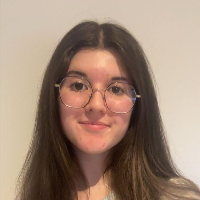 Babysitter in Tressé: Leanne