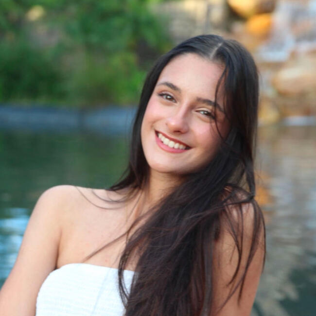 Babysitter in Coconut Creek: Adelaida