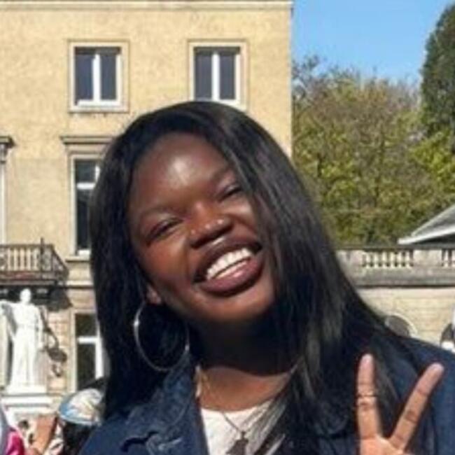 Babysitter in Courcelles: Belda