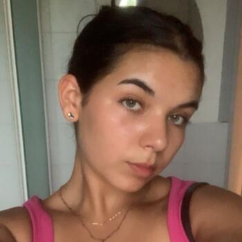 Babysitter in Décines-Charpieu: Inès