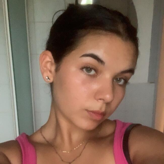 Babysitter in Décines-Charpieu: Inès