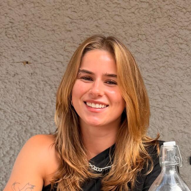 Babysitter in Paris: Angela