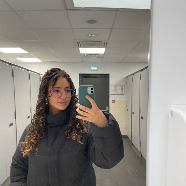 Babysitter in Paris: Sara