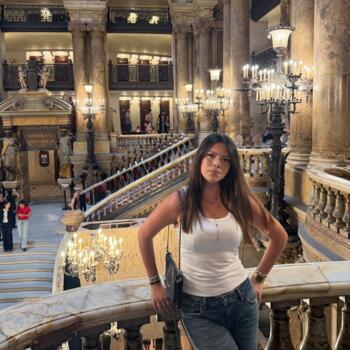 Babysitter in Paris: Nina