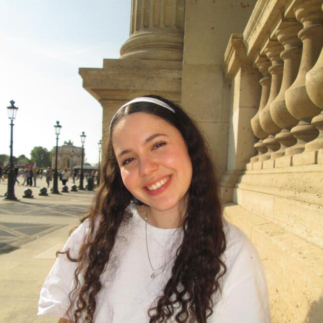 파리에 있는 베이비시터: Yael