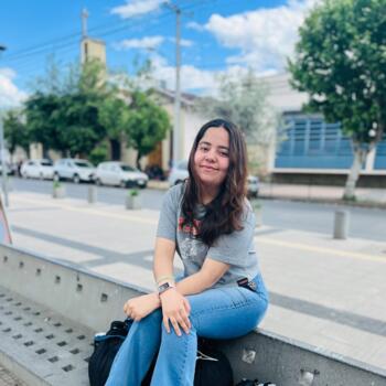 Babysitter in Los Ángeles: Brenda Isabel