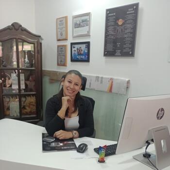 Niñera Bello: Angela