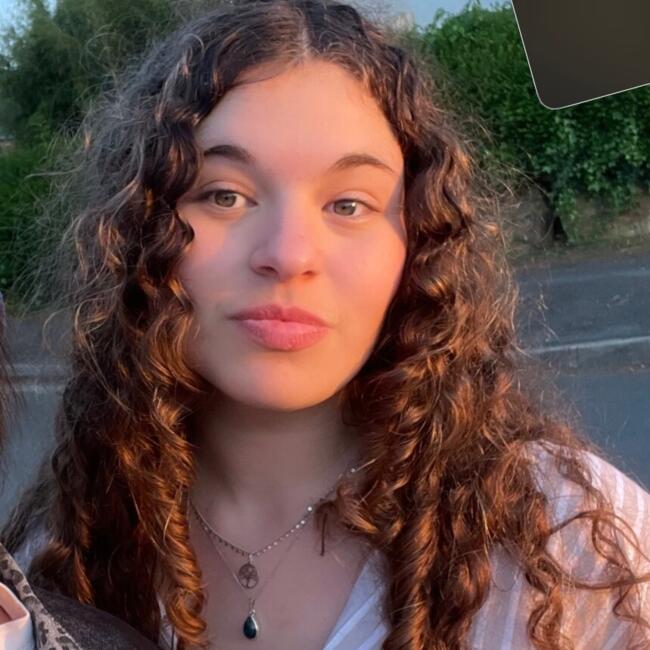 Babysitter in Le Lion-dAngers: Lena