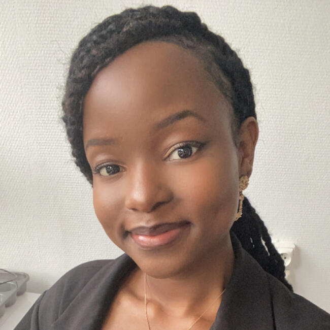 Babysitter in Paris: Darline