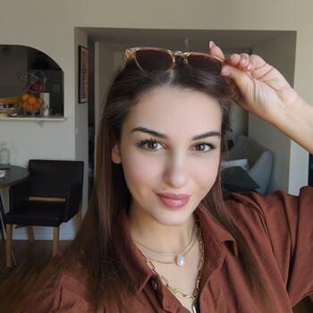 Babysitter in Paris: Amira