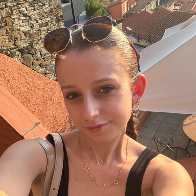 Babysitter in Montjoire: Ambre