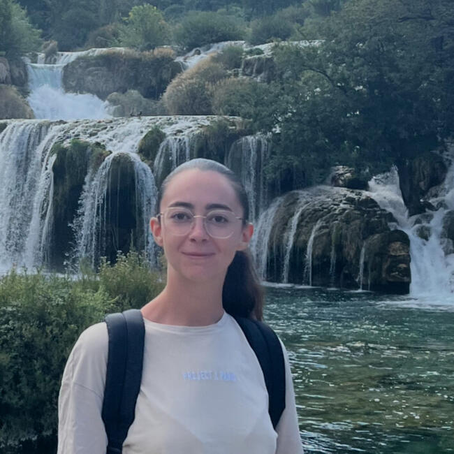 Babysitter in Auriol: Elodie