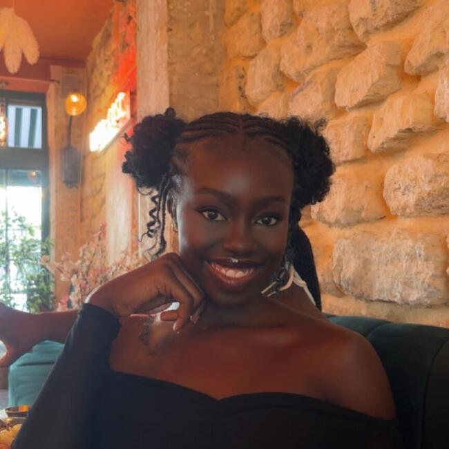 Babysitter in Champs-sur-Marne: Naomie