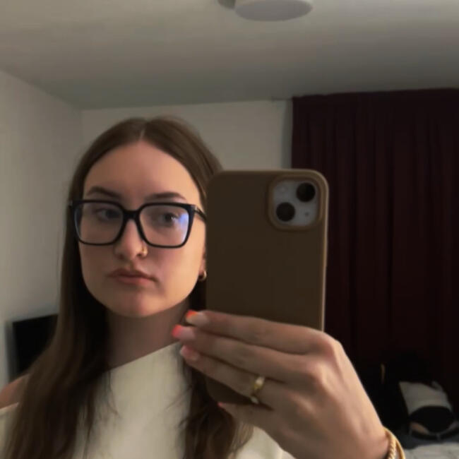 Babysitter in Muret: Lottie Assia