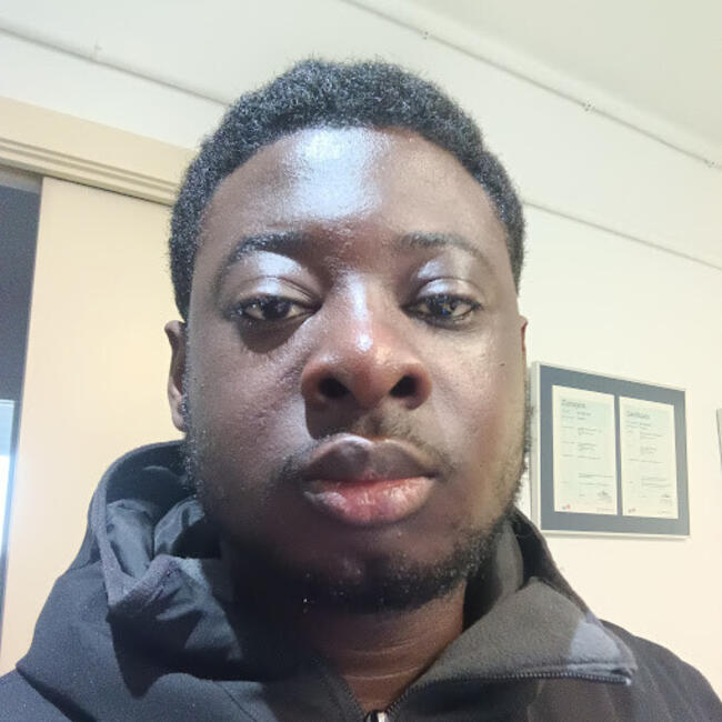 Canguro en Vitoria: Desmond Kwadwo Tutu Manu