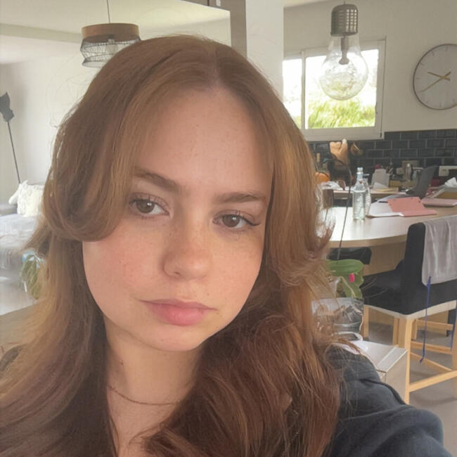 Babysitter in Manneville-la-Goupil: Donya