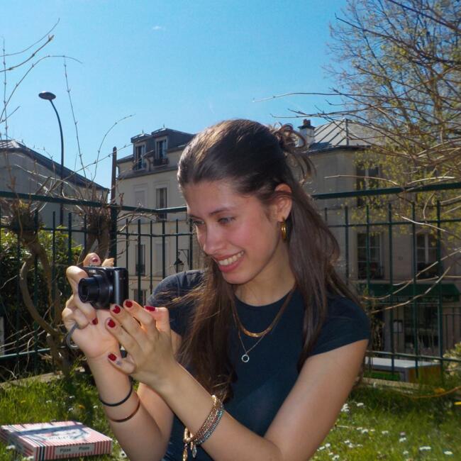 Babysitter in Paris: Lola