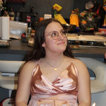 Babysitter in La Chapelle-Neuve: Henela