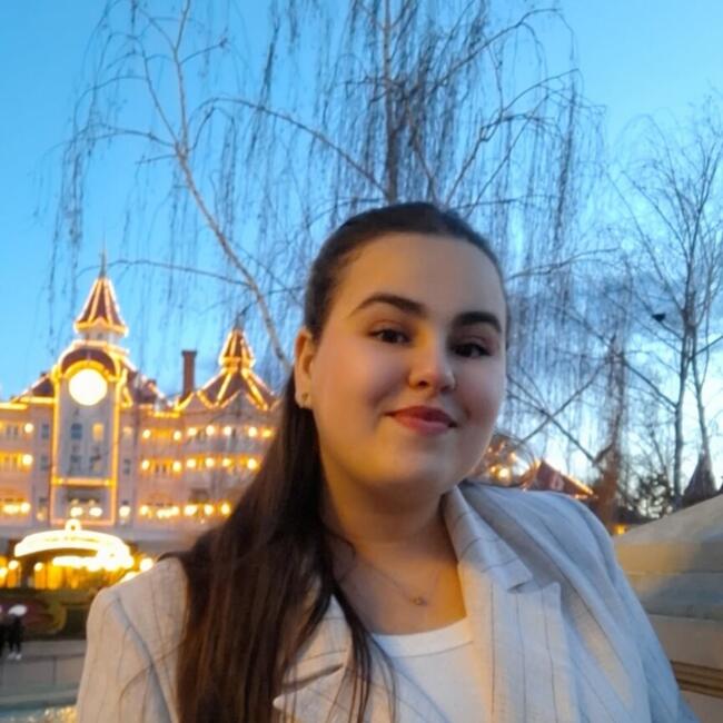 Babysitter in Thiais: Dyhia