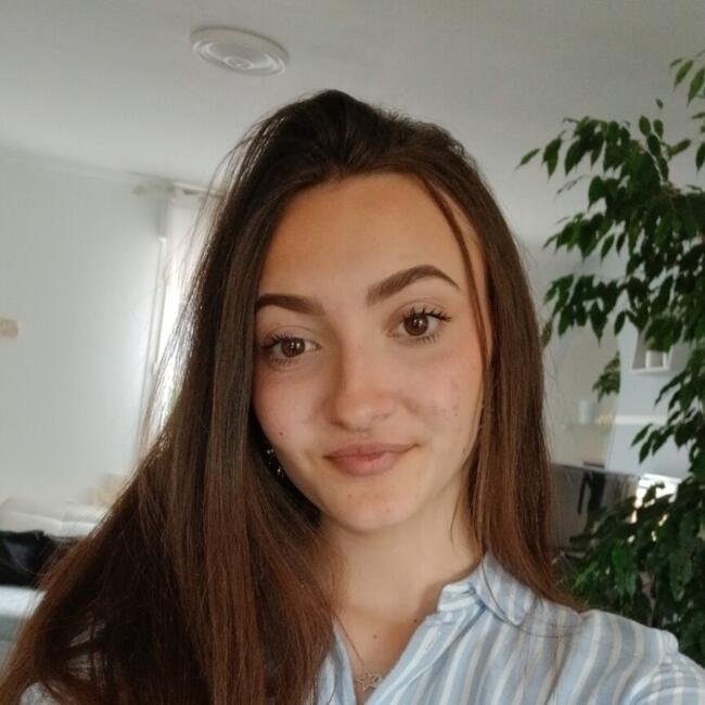 Babysitter in Saint-Macaire: Shana