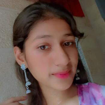 फरीदाबाद में बेबीसिटर: Varsha