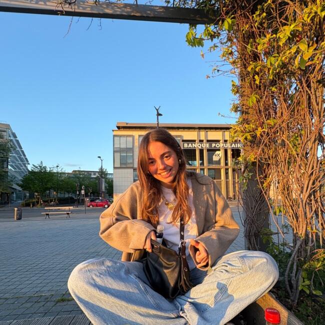 Babysitter in Le Barp: Iona