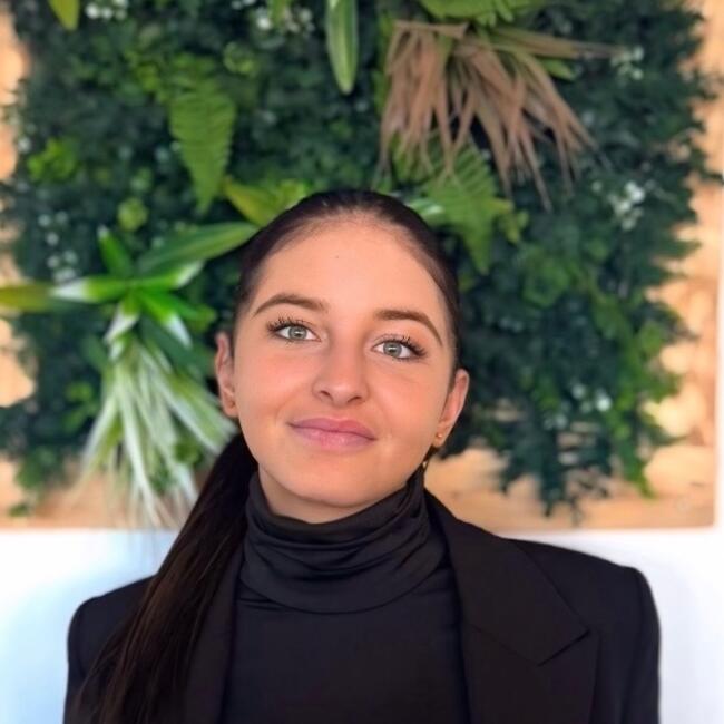 Babysitter in Cannes: TARA