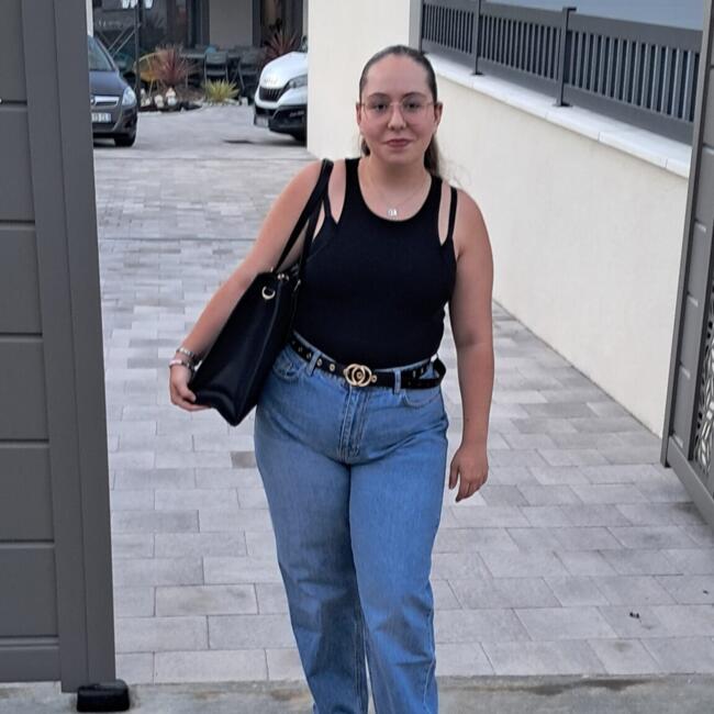 Babysitter in Bourg-Saint-Christophe: Gabriela